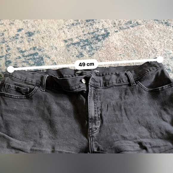 Old navy grey Mid rise Boyfriend jean shorts - Picture 2 of 6